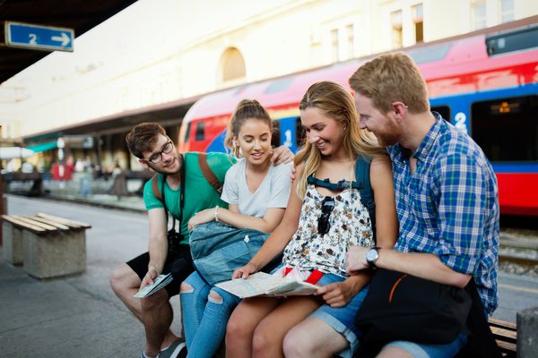 Junge Menschen vor einem Zug