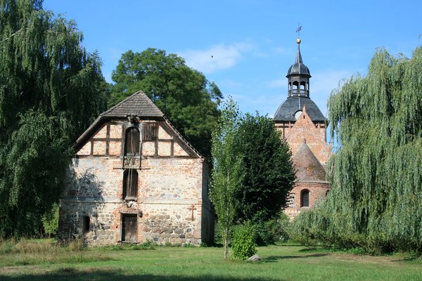 Kirche und Klosterspeicher in Krevese, Osterburg